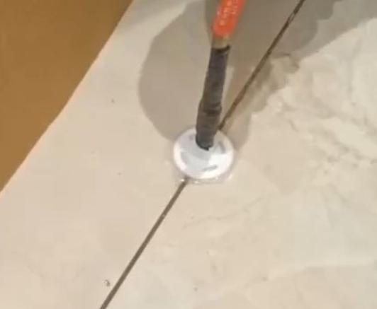 鱼峰瓷砖空鼓维修公司专业解答瓷砖在铺贴过程中，如果没有涂抹均匀到位的粘结材料（如水泥砂浆或瓷砖胶），可能会导致以下问题